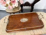 Antīka ozolkoka paplāte ar apsudrabotiem rokturiem un iniciāļiem — Viktorijas laikmeta stils (antique wooden serving tray with handles) (4736) - Image 2