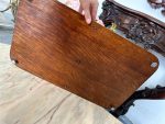 Antīka ozolkoka paplāte ar apsudrabotiem rokturiem un iniciāļiem — Viktorijas laikmeta stils (antique wooden serving tray with handles) (4736) - Image 13