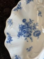 porcelāna trio trauks, balts ar ziliem zied motīviem, vidēja izmēra (7250) - Image 8