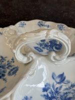 porcelāna trio trauks, balts ar ziliem zied motīviem, vidēja izmēra (7250) - Image 4