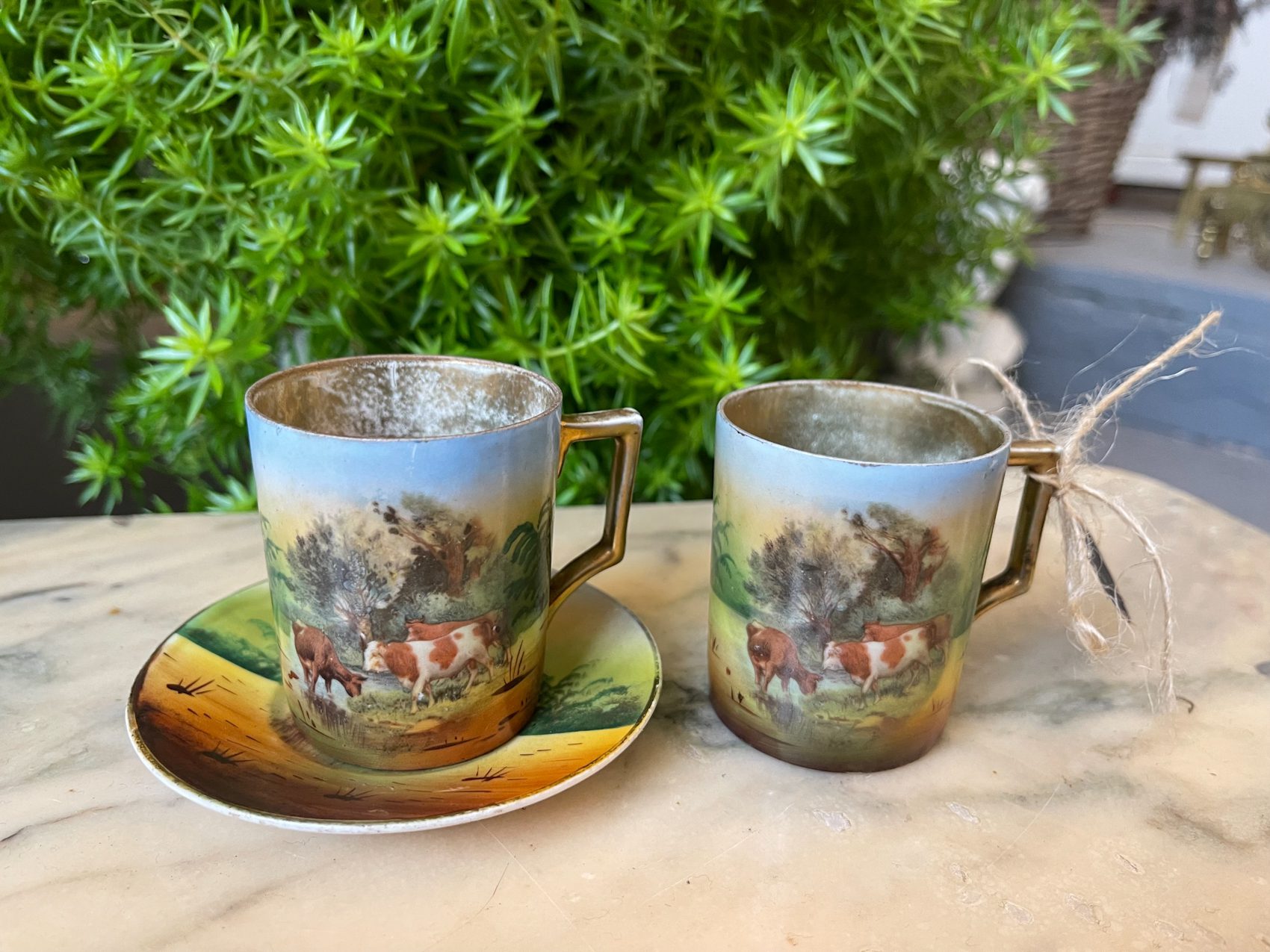 Porcelāna Krūzītes ar Govīm, 2 Krūzītes, 1 Šķīvītis (3573) - Image 1