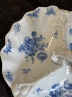 porcelāna trio trauks, balts ar ziliem zied motīviem, vidēja izmēra (7250) - Image 9