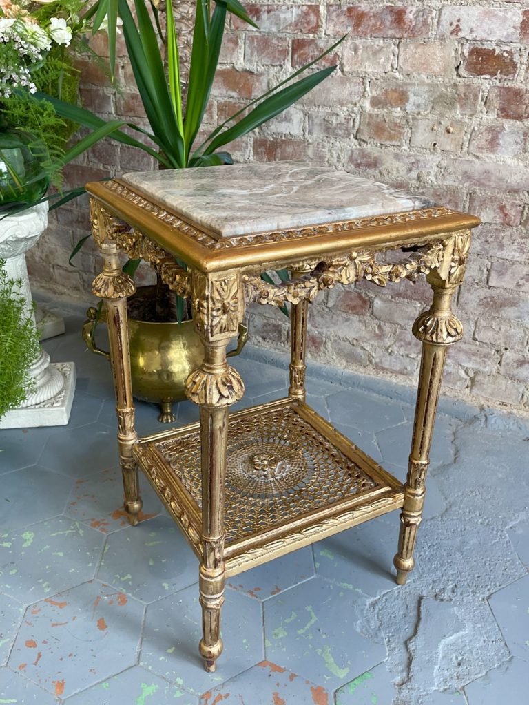 Træbord med flet og marmorplade (3534)