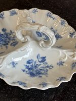 porcelāna trio trauks, balts ar ziliem zied motīviem, vidēja izmēra (7250) - Image 3