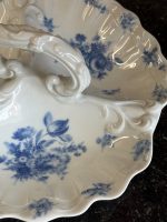 porcelāna trio trauks, balts ar ziliem zied motīviem, vidēja izmēra (7250) - Image 6