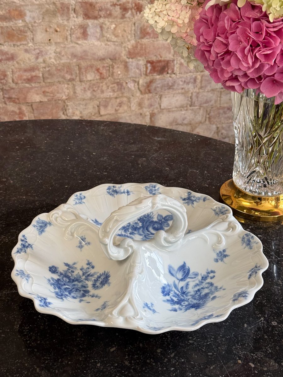 porcelāna trio trauks, balts ar ziliem zied motīviem, vidēja izmēra (7250) - Image 1