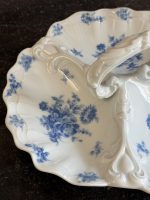 porcelāna trio trauks, balts ar ziliem zied motīviem, vidēja izmēra (7250) - Image 5