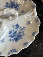 porcelāna trio trauks, balts ar ziliem zied motīviem, vidēja izmēra (7250) - Image 7