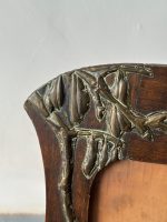 Grezns jūgendstila koka rāmis ar stiklu un reljefu misiņa apdari — antikārs, (Antique art nouveau wooden frame with brass overlay) (5025) - Image 7