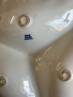 porcelāna trio trauks, balts ar ziliem zied motīviem, vidēja izmēra (7250) - Image 10