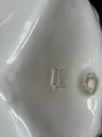porcelāna trio trauks, balts ar ziliem zied motīviem, vidēja izmēra (7250) - Image 11