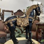 Zirga Figūra Melnā/Zelta Krāsā, Baroka/Neoklasicisma stils, Eiropas dekoratīvās skulptūras tradīcija, ap 20. gs. otrā puse Keramika, Vidēji Smaga, Vidēji Maza Izmēra (4193)