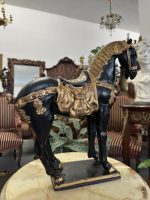 Zirga Figūra Melnā/Zelta Krāsā, Baroka/Neoklasicisma stils, Eiropas dekoratīvās skulptūras tradīcija, ap 20. gs. otrā puse Keramika, Vidēji Smaga, Vidēji Maza Izmēra (4193)