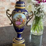 dekoratīva, tumši zila, porcelāna vāze, vāks nav noņemams, vidēja izmēra (6988)