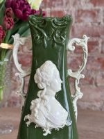 Zaļbalta keramikas vāze ar Rokoko dāmas reljefu — Historisms / Agrīnais Jūgendstils (Green and White Ceramic Vase with Rococo Lady Relief) (5541) - Image 2