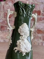 Zaļbalta keramikas vāze ar Rokoko dāmas reljefu — Historisms / Agrīnais Jūgendstils (Green and White Ceramic Vase with Rococo Lady Relief) (5541) - Image 3