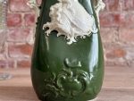 Zaļbalta keramikas vāze ar Rokoko dāmas reljefu — Historisms / Agrīnais Jūgendstils (Green and White Ceramic Vase with Rococo Lady Relief) (5541) - Image 4