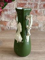 Zaļbalta keramikas vāze ar Rokoko dāmas reljefu — Historisms / Agrīnais Jūgendstils (Green and White Ceramic Vase with Rococo Lady Relief) (5541) - Image 5