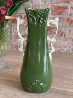 Zaļbalta keramikas vāze ar Rokoko dāmas reljefu — Historisms / Agrīnais Jūgendstils (Green and White Ceramic Vase with Rococo Lady Relief) (5541) - Image 6