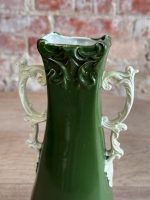 Zaļbalta keramikas vāze ar Rokoko dāmas reljefu — Historisms / Agrīnais Jūgendstils (Green and White Ceramic Vase with Rococo Lady Relief) (5541) - Image 8