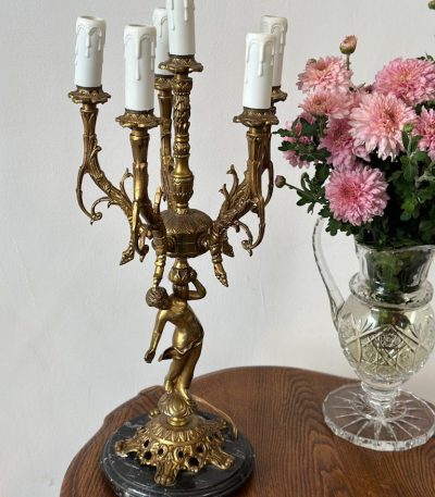 Bordlampe med sort marmorfod, englefigur, 6 pærer (5023)