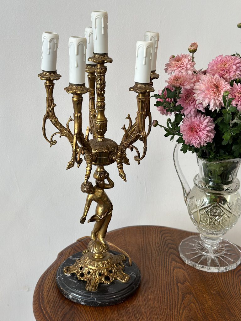 Galda Lampa ar Melnu Marmora Pamatni, ar Eņģeļa Figūru, 6 Spuldzes (5023) - Image 1