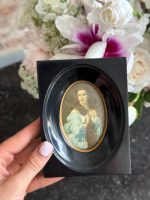 miniatūra glezniņa ar portretu, melnā rāmī (6966) - Image 4