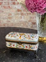 izsmalcināta, sena porcelāna lāde ar ļoti smalku detalizāciju, zila auduma iekšpusi, metāla elementiem, vidēja izmēra (7245) - Image 2