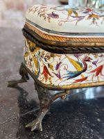 izsmalcināta, sena porcelāna lāde ar ļoti smalku detalizāciju, zila auduma iekšpusi, metāla elementiem, vidēja izmēra (7245) - Image 9