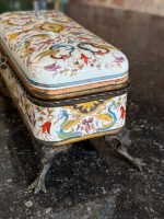 izsmalcināta, sena porcelāna lāde ar ļoti smalku detalizāciju, zila auduma iekšpusi, metāla elementiem, vidēja izmēra (7245) - Image 14
