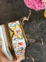 izsmalcināta, sena porcelāna lāde ar ļoti smalku detalizāciju, zila auduma iekšpusi, metāla elementiem, vidēja izmēra (7245) - Image 13