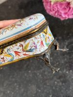izsmalcināta, sena porcelāna lāde ar ļoti smalku detalizāciju, zila auduma iekšpusi, metāla elementiem, vidēja izmēra (7245) - Image 15