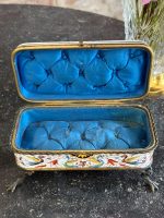 izsmalcināta, sena porcelāna lāde ar ļoti smalku detalizāciju, zila auduma iekšpusi, metāla elementiem, vidēja izmēra (7245) - Image 3