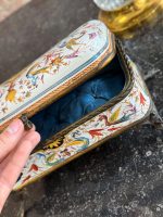 izsmalcināta, sena porcelāna lāde ar ļoti smalku detalizāciju, zila auduma iekšpusi, metāla elementiem, vidēja izmēra (7245) - Image 20