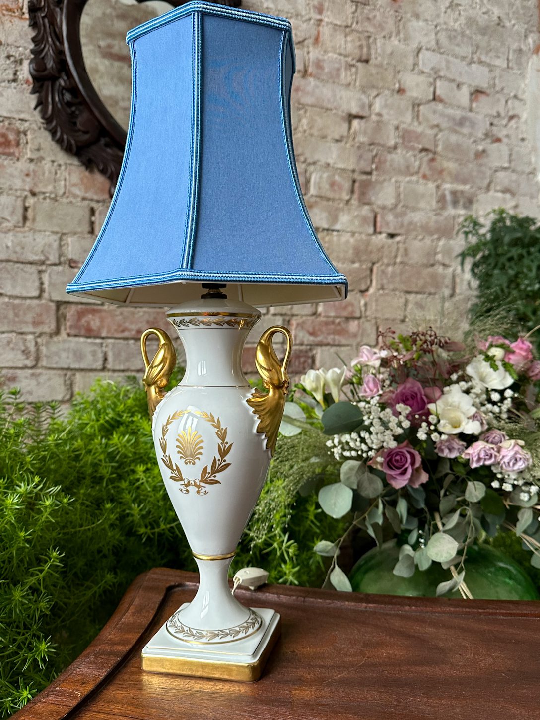 Porcelāna Galda Lampa ar Gulbjiem (3651) - Image 1