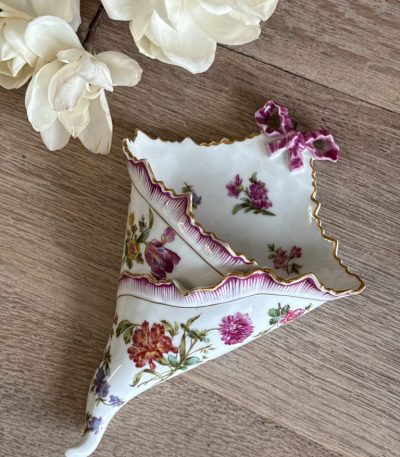 Antik fransk porcelæns vægvase med blomstermotiver (J. Golse, Châteauroux), lille