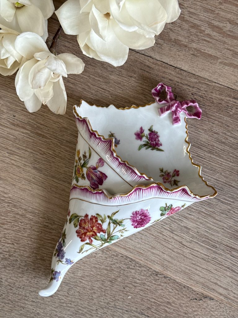 Antīka franču porcelāna sienas vāze ar ziedu motīviem (J. Golse, Châteauroux), Neliela Izmēra (5620) - Image 1