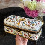 izsmalcināta, sena porcelāna lāde ar ļoti smalku detalizāciju, zila auduma iekšpusi, metāla elementiem, vidēja izmēra (7245)