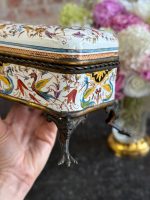 izsmalcināta, sena porcelāna lāde ar ļoti smalku detalizāciju, zila auduma iekšpusi, metāla elementiem, vidēja izmēra (7245) - Image 11