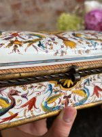 izsmalcināta, sena porcelāna lāde ar ļoti smalku detalizāciju, zila auduma iekšpusi, metāla elementiem, vidēja izmēra (7245) - Image 21