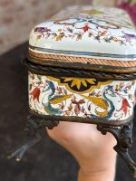 izsmalcināta, sena porcelāna lāde ar ļoti smalku detalizāciju, zila auduma iekšpusi, metāla elementiem, vidēja izmēra (7245) - Image 22