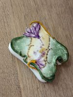 Ekskluzīva antīka Jūgendstila porcelāna dārglietu lādīte "Skaistās dārza rozes" — ap 1900. gadu (Skaistā laikmeta / Jūgendstila pārejas periods), viegla pēc svara (6097) - Image 3