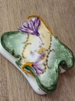 Ekskluzīva antīka Jūgendstila porcelāna dārglietu lādīte "Skaistās dārza rozes" — ap 1900. gadu (Skaistā laikmeta / Jūgendstila pārejas periods), viegla pēc svara (6097) - Image 4