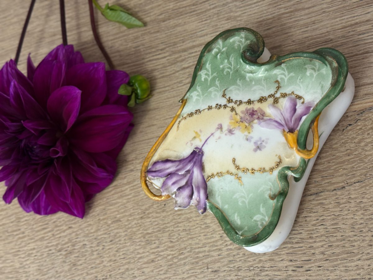 Ekskluzīva antīka Jūgendstila porcelāna dārglietu lādīte "Skaistās dārza rozes" — ap 1900. gadu (Skaistā laikmeta / Jūgendstila pārejas periods), viegla pēc svara (6097) - Image 1