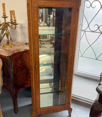 Elegant vitrineskab i træ med spejl og marmor - Louis XVI