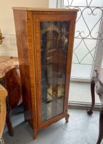 Eleganta koka vitrīna ar spoguļa sienu un marmora virsmu — Luija XVI stilā, (Elegant Wooden Display Cabinet with Mirror Back and Marble Top) (3562) - Image 2