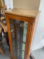 Eleganta koka vitrīna ar spoguļa sienu un marmora virsmu — Luija XVI stilā, (Elegant Wooden Display Cabinet with Mirror Back and Marble Top) (3562) - Image 4