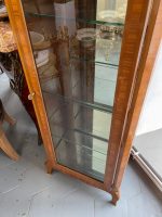 Eleganta koka vitrīna ar spoguļa sienu un marmora virsmu — Luija XVI stilā, (Elegant Wooden Display Cabinet with Mirror Back and Marble Top) (3562) - Image 10