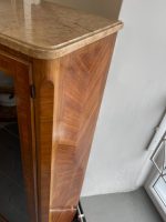 Eleganta koka vitrīna ar spoguļa sienu un marmora virsmu — Luija XVI stilā, (Elegant Wooden Display Cabinet with Mirror Back and Marble Top) (3562) - Image 11