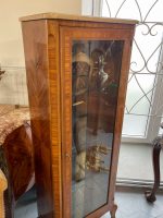Eleganta koka vitrīna ar spoguļa sienu un marmora virsmu — Luija XVI stilā, (Elegant Wooden Display Cabinet with Mirror Back and Marble Top) (3562) - Image 5